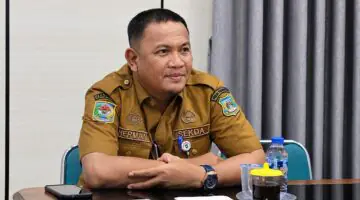 Sekretaris Daerah  Tanjab Barat, Hermansyah, S.STP., M.H., saat mengikuti Rapat Lanjutan Percepatan Perizinan Jaringan Gas (Jargas) Rumah Tangga APBN bersama Kantor Staf Presiden (KSP) RI secara virtual dari Ruang Rapat Bupati, Selasa (8/9). (FOTO : Dok. Prokopim)