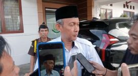 Sekda H. Agus Sanusi Saat Menberikan Keterangan Kepada Wartawan Usai Memenuhi Pemeriksaan di Kejari Tanjab Barat. FOTO : BAS/LT