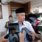 Sekda H. Agus Sanusi Saat Menberikan Keterangan Kepada Wartawan Usai Memenuhi Pemeriksaan di Kejari Tanjab Barat. FOTO : BAS/LT