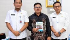 Sekda, Hermansyah berfoto bersama finalis IRIFair 2026, M. Arif Rahman Hakim (tengah) yang memegang modul riset "Arakan Sahur", dan Kepala Bapperida Tanjab Barat, Dr. H. Feri Elvianto, (kanan), usai audiensi dukungan riset robotika tingkat nasional di ruang kerja Sekda, Rabu (16/09). (Dok. Prokopim Tanjab Barat)