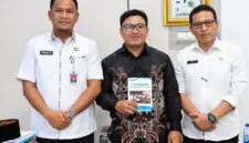 Sekda, Hermansyah berfoto bersama finalis IRIFair 2026, M. Arif Rahman Hakim (tengah) yang memegang modul riset "Arakan Sahur", dan Kepala Bapperida Tanjab Barat, Dr. H. Feri Elvianto, (kanan), usai audiensi dukungan riset robotika tingkat nasional di ruang kerja Sekda, Rabu (16/09). (Dok. Prokopim Tanjab Barat)