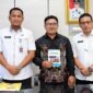 Sekda, Hermansyah berfoto bersama finalis IRIFair 2026, M. Arif Rahman Hakim (tengah) yang memegang modul riset "Arakan Sahur", dan Kepala Bapperida Tanjab Barat, Dr. H. Feri Elvianto, (kanan), usai audiensi dukungan riset robotika tingkat nasional di ruang kerja Sekda, Rabu (16/09). (Dok. Prokopim Tanjab Barat)