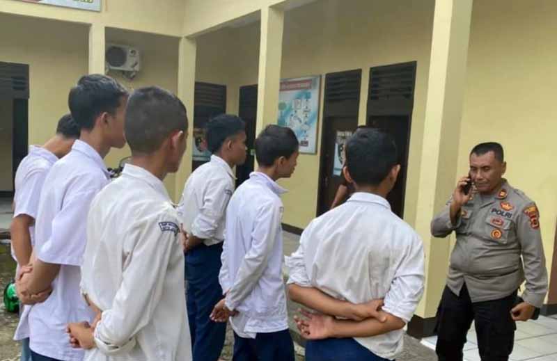 Para PElajar SMPN Kota Jambi saat Diberikan Arahan dan Pembinaan oleh Polsek Kota Baaru. FOTO : Ist