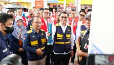 Sekjen Kementerian ESDM Dadan Kusdiana didampingi Direktur Keuangan Pertamina Patra Niaga, Arya Suprihadi, Komite BPH Migas, Abdul Halim, Direktur BBM BPH Migas, Sentot Harijady Bradjanto Tri Putro, serta pihak terkait Melakukan Kunjungan ke Berbagai Lembaga Penyalur di Palembang. FOTO : HMS