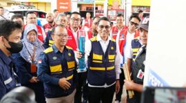 Sekjen Kementerian ESDM Dadan Kusdiana didampingi Direktur Keuangan Pertamina Patra Niaga, Arya Suprihadi, Komite BPH Migas, Abdul Halim, Direktur BBM BPH Migas, Sentot Harijady Bradjanto Tri Putro, serta pihak terkait Melakukan Kunjungan ke Berbagai Lembaga Penyalur di Palembang. FOTO : HMS