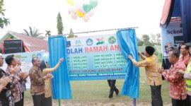 Wakil Bupati H Hairan, SH saat menghadiri Deklarasi Sekolah Ramah Anak di Halaman SMP Negeri 1 Merlung, Kamis (3/11/22). FOTO : Prokopim