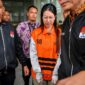 Tersangka Cory Erin Hardi perannya sebagai pihak swasta yang memberikan komitmen fee kepada Bupati Muara Enim Edison guna meloloskan proyek pengadaan bernilai miliaran rupiah dengan kawalan petugas KPK di Jakarta, Selasa (9/6/2026). (Foto: Dok. Istimewa balipost.com)