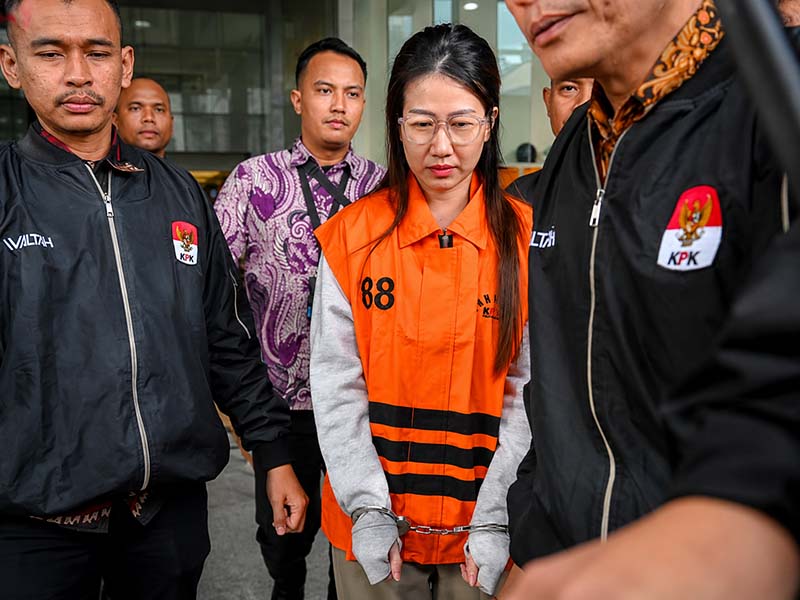 Tersangka Cory Erin Hardi perannya sebagai pihak swasta yang memberikan komitmen fee kepada Bupati Muara Enim Edison guna meloloskan proyek pengadaan bernilai miliaran rupiah dengan kawalan petugas KPK di Jakarta, Selasa (9/6/2026). (Foto: Dok. Istimewa balipost.com)