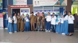 Fahrizal didampingi Kadiman dan Para Guru serta Panitia Smansa Expo 2022 foto bersama Bupati Tanjung Jabung Barat H. Anwar Sadat. FOTO : Ysf