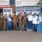 Fahrizal didampingi Kadiman dan Para Guru serta Panitia Smansa Expo 2022 foto bersama Bupati Tanjung Jabung Barat H. Anwar Sadat. FOTO : Ysf
