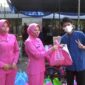 Ketua Bhayangkari Cabang Muaro Jambi Ny Dinda Yuyan Turut Berikan Bansos dan Doorprize Untuk Peserta Vaksin di Citra Raya City, Kamis (15/12/21). FOTO : Dhea