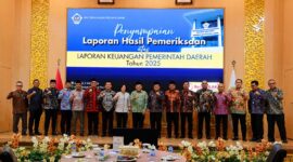Kepala BPK Perwakilan Provinsi Jambi, Muhamad Toha Arafat (tengah), berfoto bersama para kepala daerah dan perwakilan pemerintah kabupaten/kota se-Provinsi Jambi usai acara Penyampaian Laporan Hasil Pemeriksaan (LHP) atas LKPD Tahun 2025 di Kantor BPK Perwakilan Provinsi Jambi, Selasa (2/6/2026). Meskipun seluruh pemda meraih opini Wajar Tanpa Pengecualian (WTP), BPK memberikan sejumlah catatan kritis terkait efektivitas pengendalian intern dan kepatuhan anggaran. (Foto: Istimewa)