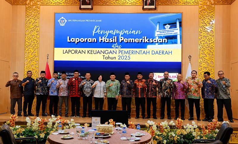 Kepala BPK Perwakilan Provinsi Jambi, Muhamad Toha Arafat (tengah), berfoto bersama para kepala daerah dan perwakilan pemerintah kabupaten/kota se-Provinsi Jambi usai acara Penyampaian Laporan Hasil Pemeriksaan (LHP) atas LKPD Tahun 2025 di Kantor BPK Perwakilan Provinsi Jambi, Selasa (2/6/2026). Meskipun seluruh pemda meraih opini Wajar Tanpa Pengecualian (WTP), BPK memberikan sejumlah catatan kritis terkait efektivitas pengendalian intern dan kepatuhan anggaran. (Foto: Istimewa)