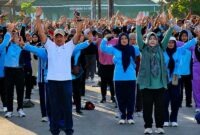 Bupati Tanjab Barat H. Anwar Sadat bersama Ketua TP-PKK Hj. Fadhilah Sadat dan warga saat senam bersama di Alun-Alun Kuala Tungkal, Kegiatan ini digelar guna mengampanyekan PHBS sekaligus mempererat silaturahmi dengan warga sebelum dilanjutkan dengan acara Nonton Bareng (Nobar) Piala Dunia 2026. Sabtu (27/06). (FOTO: Dok. Prokpim TJB)
