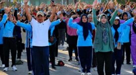 Bupati Tanjab Barat H. Anwar Sadat bersama Ketua TP-PKK Hj. Fadhilah Sadat dan warga saat senam bersama di Alun-Alun Kuala Tungkal, Kegiatan ini digelar guna mengampanyekan PHBS sekaligus mempererat silaturahmi dengan warga sebelum dilanjutkan dengan acara Nonton Bareng (Nobar) Piala Dunia 2026. Sabtu (27/06). (FOTO: Dok. Prokpim TJB)