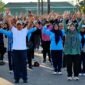 Bupati Tanjab Barat H. Anwar Sadat bersama Ketua TP-PKK Hj. Fadhilah Sadat dan warga saat senam bersama di Alun-Alun Kuala Tungkal, Kegiatan ini digelar guna mengampanyekan PHBS sekaligus mempererat silaturahmi dengan warga sebelum dilanjutkan dengan acara Nonton Bareng (Nobar) Piala Dunia 2026. Sabtu (27/06). (FOTO: Dok. Prokpim TJB)