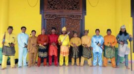 Beberapa Pengurus dan Anggota Sanggar Tuah Sekate Kabupaten Tanjung Jabung Barat menggunakan pakaian Khas dan Senjata Tradisional Melayu. FOTO : Dok Sanggar Tuah Sekate