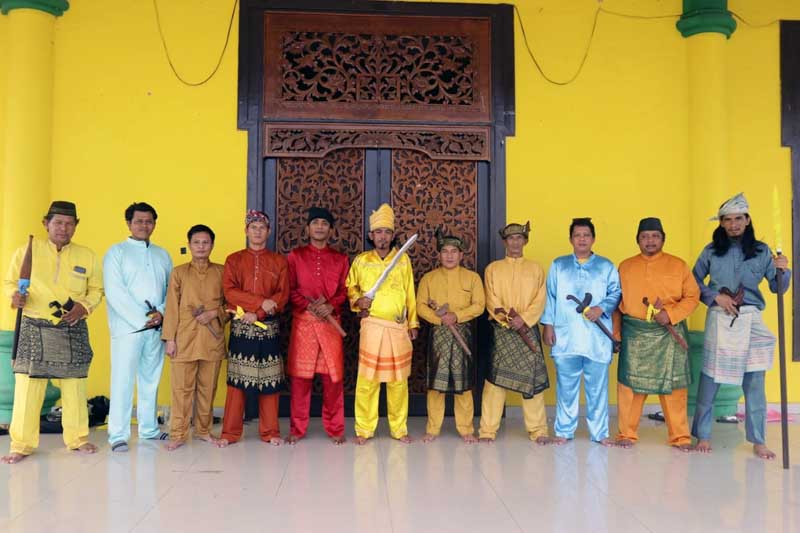 Beberapa Pengurus dan Anggota Sanggar Tuah Sekate Kabupaten Tanjung Jabung Barat menggunakan pakaian Khas dan Senjata Tradisional Melayu. FOTO : Dok Sanggar Tuah Sekate