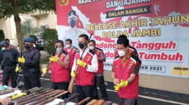 Polda Jambi memusnahkan sebanyak 104 senjata api rakitan atau Kecepek hasil penyerahan warga Jambi, Jumat (31/12/21).