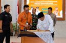 Bupati Tanjung Jabung Barat, Anwar Sadat, menandatangani piagam komitmen bersama dalam acara Pencanangan dan Sosialisasi Sensus Ekonomi 2026 di Balai Pertemuan Kantor Bupati, Kamis (11/6). Penandatanganan disaksikan oleh jajaran Forkopimda dan instansi terkait. (FOTO : Dok. Prokopim TJB)