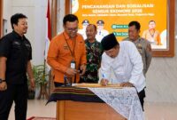 Bupati Tanjung Jabung Barat, Anwar Sadat, menandatangani piagam komitmen bersama dalam acara Pencanangan dan Sosialisasi Sensus Ekonomi 2026 di Balai Pertemuan Kantor Bupati, Kamis (11/6). Penandatanganan disaksikan oleh jajaran Forkopimda dan instansi terkait. (FOTO : Dok. Prokopim TJB)