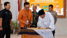Bupati Tanjung Jabung Barat, Anwar Sadat, menandatangani piagam komitmen bersama dalam acara Pencanangan dan Sosialisasi Sensus Ekonomi 2026 di Balai Pertemuan Kantor Bupati, Kamis (11/6). Penandatanganan disaksikan oleh jajaran Forkopimda dan instansi terkait. (FOTO : Dok. Prokopim TJB)