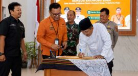 Bupati Tanjung Jabung Barat, Anwar Sadat, menandatangani piagam komitmen bersama dalam acara Pencanangan dan Sosialisasi Sensus Ekonomi 2026 di Balai Pertemuan Kantor Bupati, Kamis (11/6). Penandatanganan disaksikan oleh jajaran Forkopimda dan instansi terkait. (FOTO : Dok. Prokopim TJB)