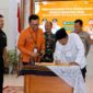 Bupati Tanjung Jabung Barat, Anwar Sadat, menandatangani piagam komitmen bersama dalam acara Pencanangan dan Sosialisasi Sensus Ekonomi 2026 di Balai Pertemuan Kantor Bupati, Kamis (11/6). Penandatanganan disaksikan oleh jajaran Forkopimda dan instansi terkait. (FOTO : Dok. Prokopim TJB)