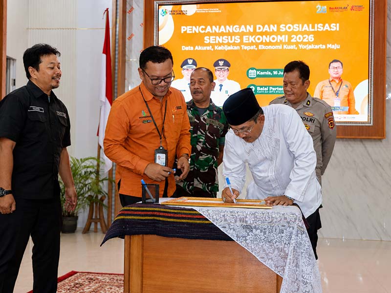 Bupati Tanjung Jabung Barat, Anwar Sadat, menandatangani piagam komitmen bersama dalam acara Pencanangan dan Sosialisasi Sensus Ekonomi 2026 di Balai Pertemuan Kantor Bupati, Kamis (11/6). Penandatanganan disaksikan oleh jajaran Forkopimda dan instansi terkait. (FOTO : Dok. Prokopim TJB)