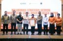 Menteri Ketenagakerjaan Yassierli (keempat kiri) bersama Plt. Kepala BPS Amalia Adininggar Widyasanti (tengah) dan jajaran pejabat lintas kementerian menunjukkan dokumen komitmen bersama dalam High Level Meeting SE2026 di Bekasi, Jawa Barat, Selasa (21/7/2026). (FOTO : Dok. Biro Humas Kemnaker)