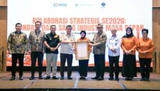 Menteri Ketenagakerjaan Yassierli (keempat kiri) bersama Plt. Kepala BPS Amalia Adininggar Widyasanti (tengah) dan jajaran pejabat lintas kementerian menunjukkan dokumen komitmen bersama dalam High Level Meeting SE2026 di Bekasi, Jawa Barat, Selasa (21/7/2026). (FOTO : Dok. Biro Humas Kemnaker)