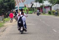 Pelajar Tampak Berboncengan Menggunakan Sepeda Listrik di Jalan Raya. FOTO : Ist/Net