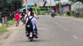 Pelajar Tampak Berboncengan Menggunakan Sepeda Listrik di Jalan Raya. FOTO : Ist/Net