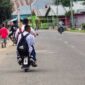 Pelajar Tampak Berboncengan Menggunakan Sepeda Listrik di Jalan Raya. FOTO : Ist/Net