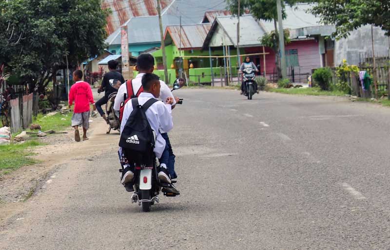 Pelajar Tampak Berboncengan Menggunakan Sepeda Listrik di Jalan Raya. FOTO : Ist/Net