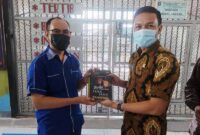 Effendi Warga Kuala Tungkal menyerahkan bantuan Buku ke pihak Lapas. Jum'at (25/2/22).