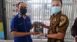 Effendi Warga Kuala Tungkal menyerahkan bantuan Buku ke pihak Lapas. Jum'at (25/2/22).