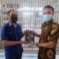 Effendi Warga Kuala Tungkal menyerahkan bantuan Buku ke pihak Lapas. Jum'at (25/2/22).