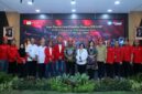 Wamenaker Afriansyah Noor (tengah, kemeja batik) bersama jajaran manajemen PT PLN (Persero) dan jajaran pengurus Serikat Pekerja yang baru dilantik dalam acara 