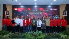Wamenaker Afriansyah Noor (tengah, kemeja batik) bersama jajaran manajemen PT PLN (Persero) dan jajaran pengurus Serikat Pekerja yang baru dilantik dalam acara