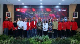 Wamenaker Afriansyah Noor (tengah, kemeja batik) bersama jajaran manajemen PT PLN (Persero) dan jajaran pengurus Serikat Pekerja yang baru dilantik dalam acara 