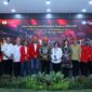 Wamenaker Afriansyah Noor (tengah, kemeja batik) bersama jajaran manajemen PT PLN (Persero) dan jajaran pengurus Serikat Pekerja yang baru dilantik dalam acara 