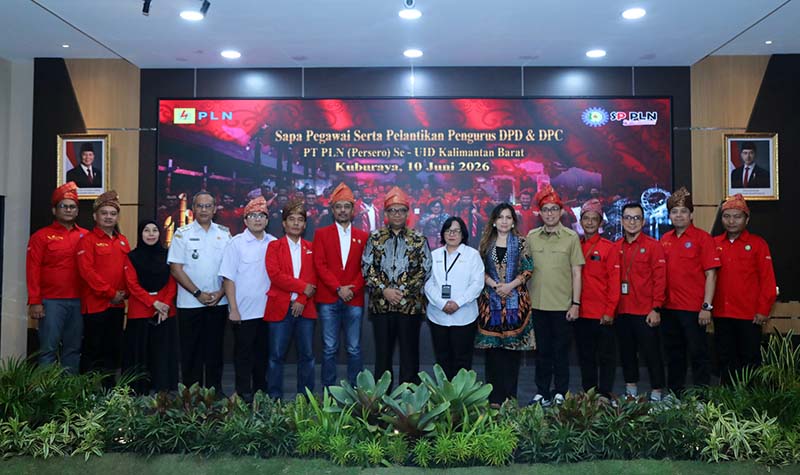 Wamenaker Afriansyah Noor (tengah, kemeja batik) bersama jajaran manajemen PT PLN (Persero) dan jajaran pengurus Serikat Pekerja yang baru dilantik dalam acara 