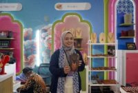 Salah satu pelaku Usaha Mikro, Kecil, dan Menengah (UMKM) binaan PT Pertamina (Persero) memamerkan produk kerajinan tangan bermutu tinggi dalam sebuah pameran di Jakarta, Jumat (31/7/2026). (Foto: Dok. Pertamina)