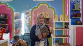Salah satu pelaku Usaha Mikro, Kecil, dan Menengah (UMKM) binaan PT Pertamina (Persero) memamerkan produk kerajinan tangan bermutu tinggi dalam sebuah pameran di Jakarta, Jumat (31/7/2026). (Foto: Dok. Pertamina)