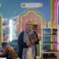 Salah satu pelaku Usaha Mikro, Kecil, dan Menengah (UMKM) binaan PT Pertamina (Persero) memamerkan produk kerajinan tangan bermutu tinggi dalam sebuah pameran di Jakarta, Jumat (31/7/2026). (Foto: Dok. Pertamina)