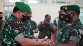 Danrem 042/Gapu Brigjen TNI Supriono, S.IP, M.M Pimpin Sertijab Dandim 0420/Sarko di Balai Prajurit Korem 042/Gapu, kamis (24/3/22). FOTO : Penrem