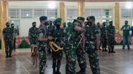 Prosesi Sertijab Dandim 0420/Sarko dari Letkol Inf Tomi Radya Diansyah Lubis, SAP, M.Han kepada Letkol Inf Amaraldo Cornelius kepada di Balai Prajurit Makorem 042/Gapu Jambi, Kamis (24/3/22). FOTO : Noval