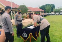 Kapolres Muaro Jambi AKBP Yuyan Priatmaja, SIK, MH Saat Pimpin Upacara Sertijab Kapolsek dan PJU di lapangan Muaro Jambi pada Sabtu (5/03/22). FOTO ; NOVAL