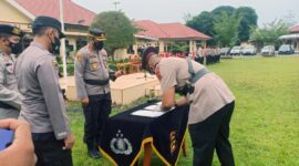 Kapolres Muaro Jambi AKBP Yuyan Priatmaja, SIK, MH Saat Pimpin Upacara Sertijab Kapolsek dan PJU di lapangan Muaro Jambi pada Sabtu (5/03/22). FOTO ; NOVAL
